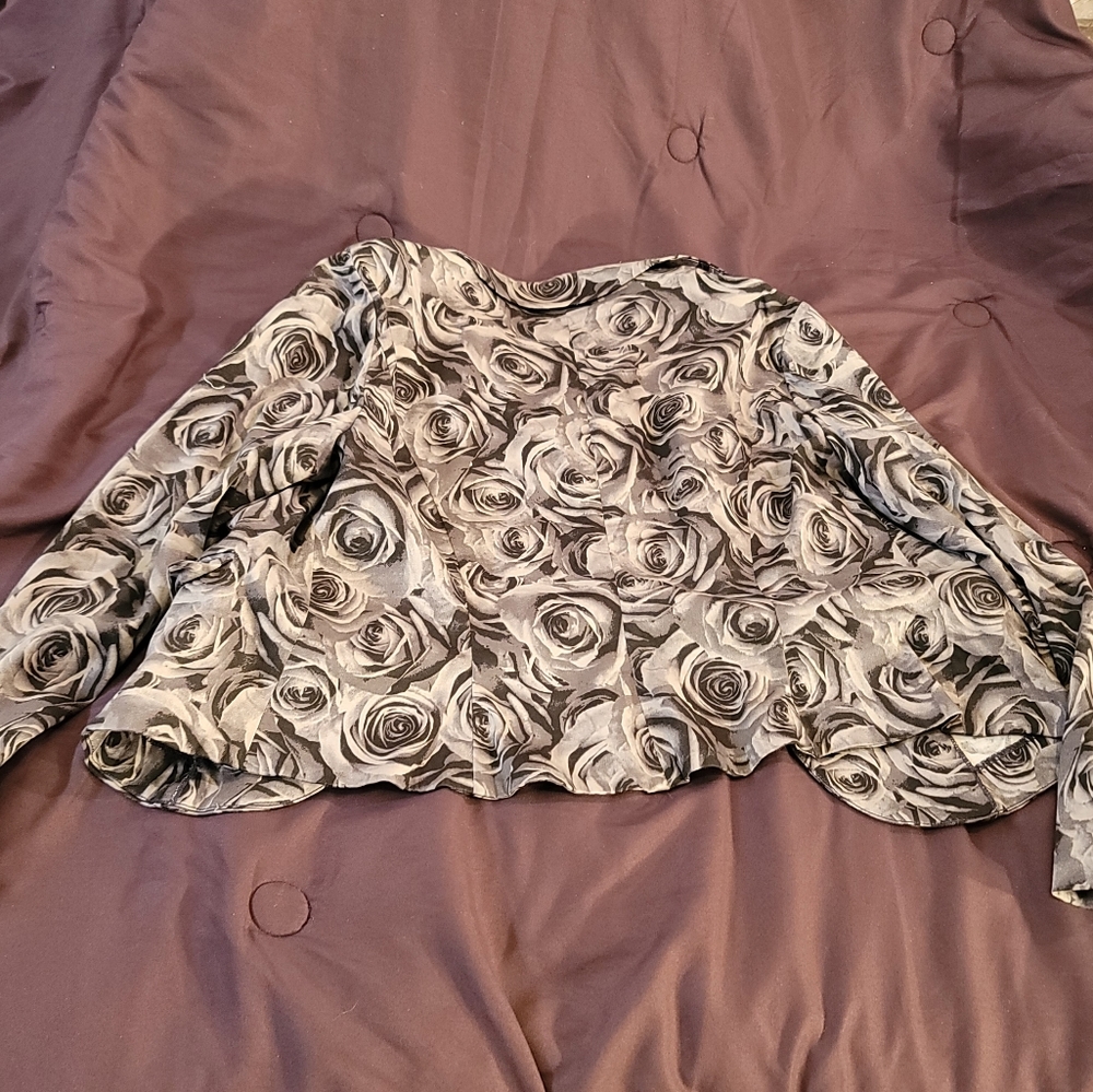 Torrid Blazer size 0, Black & Gray Scale Roses š¹ - Picture 3 of 4